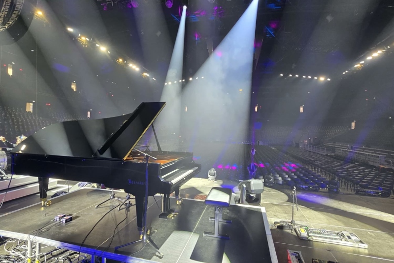 Pian de concert Bösendorfer pe scena unei săli mari de spectacole, sub reflectoare