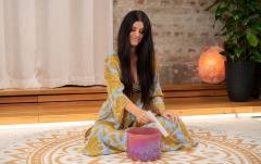 Bol de meditație cu mâner Meinl 8" Essence Solfeggio Crystal Singing Bowl 174 Hz, Brandy Rose