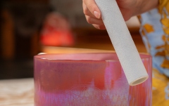 Bol de meditație cu mâner Meinl 8" Essence Solfeggio Crystal Singing Bowl 174 Hz, Brandy Rose