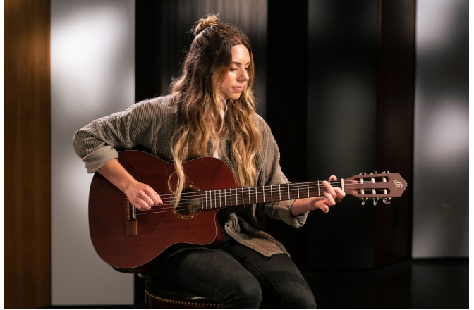 Chitară electro-clasică Ortega Family Thinline Cutaway RCE125MMSN