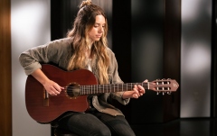 Chitară electro-clasică Ortega Family Thinline Cutaway RCE125MMSN