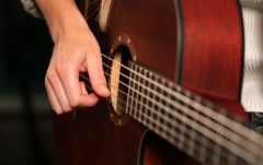 Chitară electro-clasică Ortega Family Thinline Cutaway RCE125MMSN