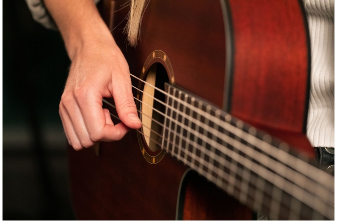 Chitară electro-clasică Ortega Family Thinline Cutaway RCE125MMSN