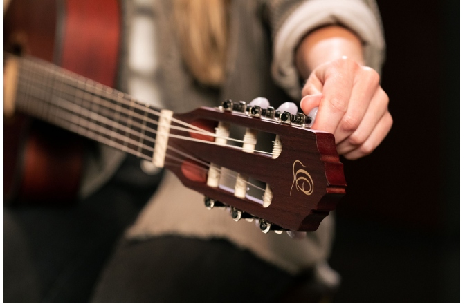 Chitară electro-clasică Ortega Family Thinline Cutaway RCE125MMSN