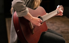 Chitară electro-clasică Ortega Family Thinline Cutaway RCE125MMSN