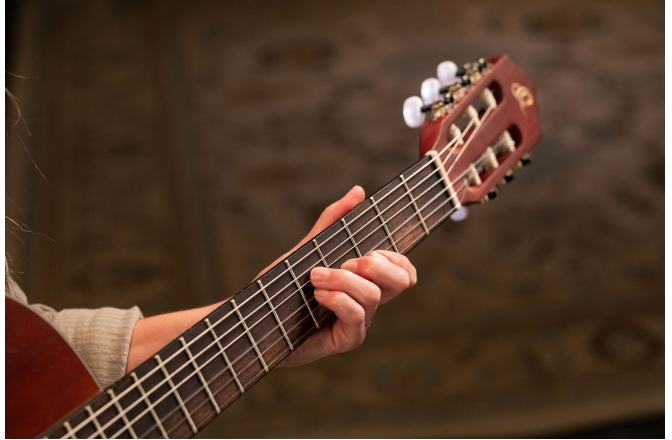 Chitară electro-clasică Ortega Family Thinline Cutaway RCE125MMSN