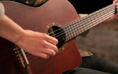 Chitară electro-clasică Ortega Family Thinline Cutaway RCE125MMSN