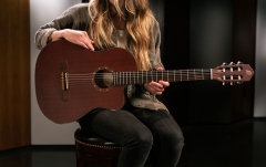 Chitară electro-clasică Ortega Family Thinline Cutaway RCE125MMSN