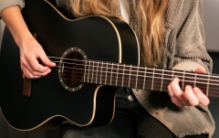 Chitară electro-clasică Ortega Family Thinline Cutaway RCE125SN-SBK