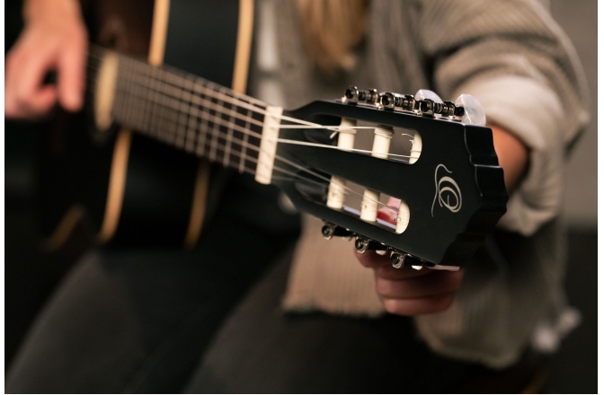 Chitară electro-clasică Ortega Family Thinline Cutaway RCE125SN-SBK