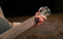 Chitară electro-clasică Ortega Family Thinline Cutaway RCE125SN-SBK