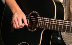 Chitară electro-clasică Ortega Family Thinline Cutaway RCE125SN-SBK