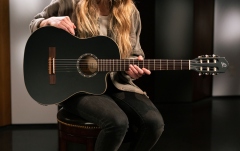 Chitară electro-clasică Ortega Family Thinline Cutaway RCE125SN-SBK