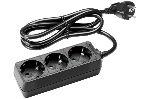 Adam Hall 3-Outlet Power Strip 3m