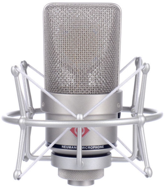 Set de studio cu un microfon Neumann TLM 103 cu suspensie elastica.