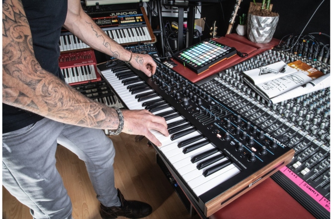 Sintetizator polifonic 16 voci<br /> Novation Summit