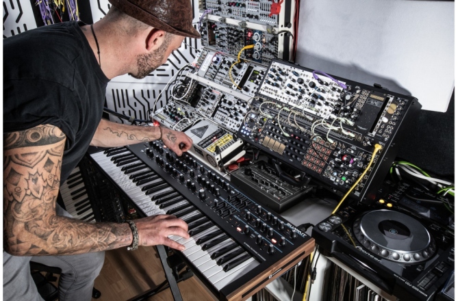 Sintetizator polifonic 16 voci<br /> Novation Summit