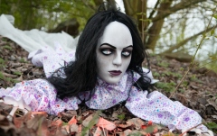 Zombi care se târăște, figurină. Europalms Halloween figure Crawling Girl, 150cm