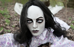 Zombi care se târăște, figurină. Europalms Halloween figure Crawling Girl, 150cm