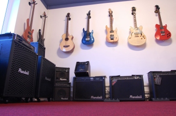 Reduceri masive la Washburn, Randall, Parker si Oscar Schmidt